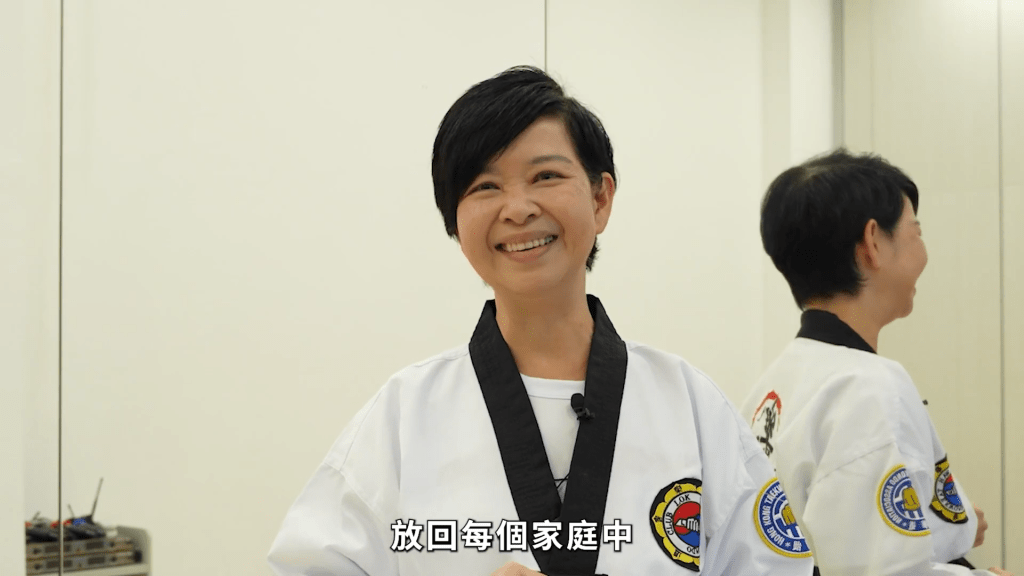 何永賢指過往探訪劏房家庭時常見小朋友因缺乏活動空間而躲藏。東華三院YouTube影片截圖 何永賢指過往探訪劏房家庭時常見小朋友因缺乏活動空間而躲藏。東華三院YouTube影片截圖