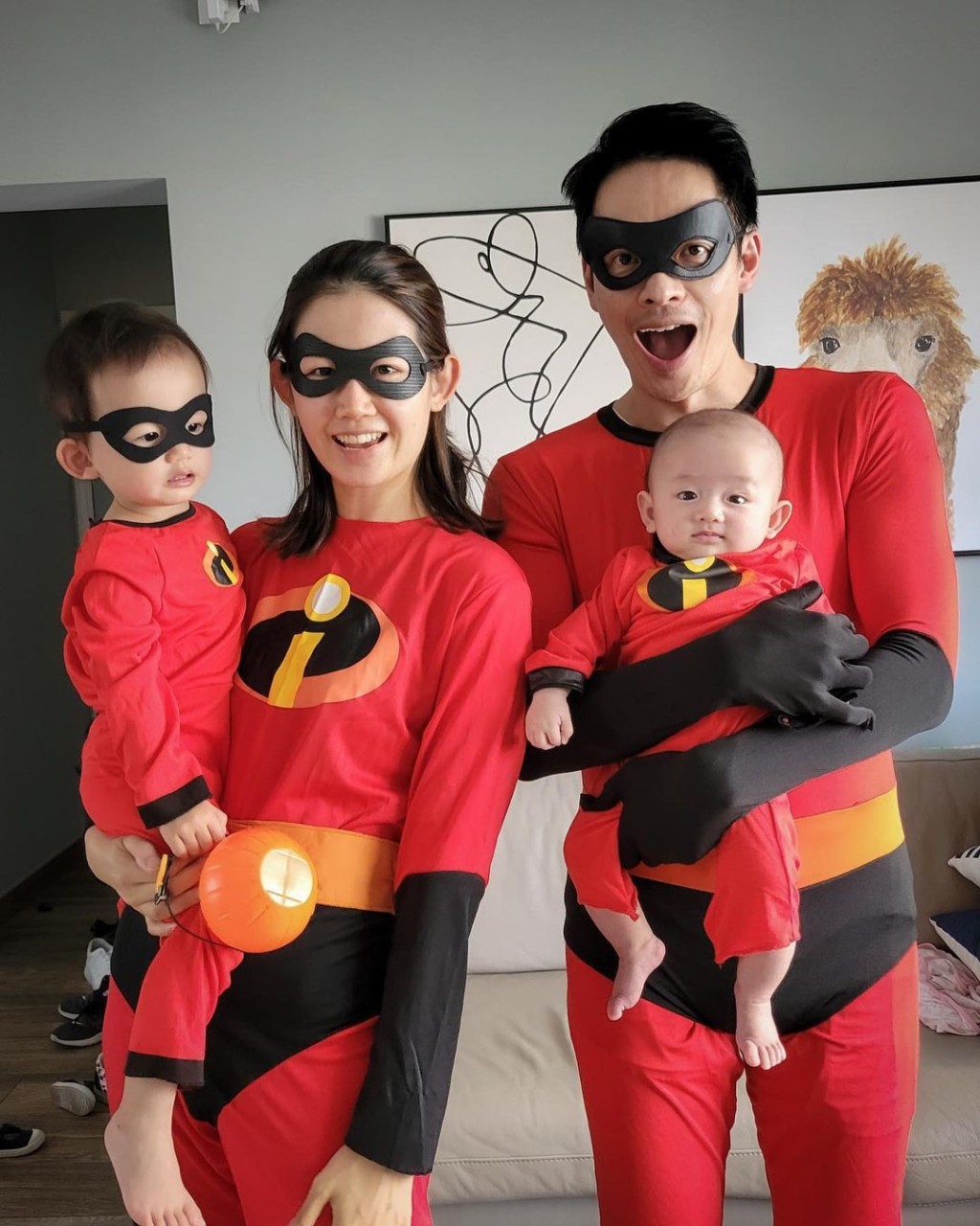無綫主持蘇頌輝與太太一家四口一齊扮《超人特攻隊》。