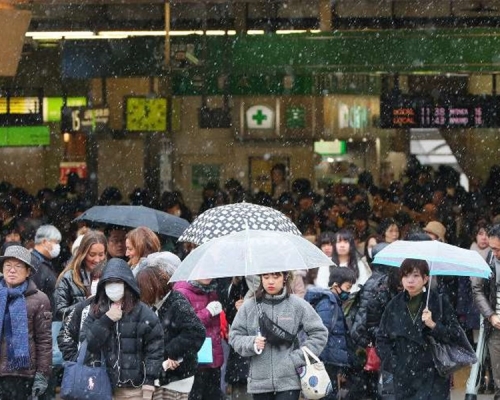 東京降下入冬以來初雪,比往年平均晚了9天。網圖