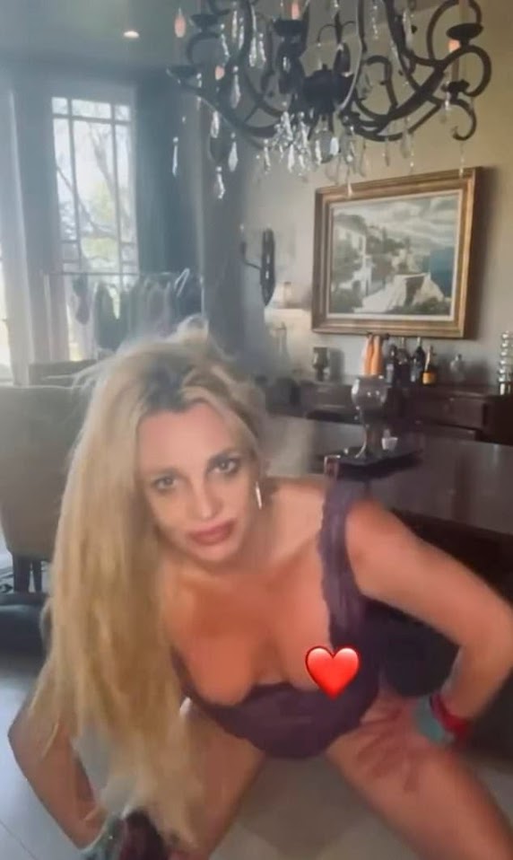 热舞期间，她更不慎走光露点。