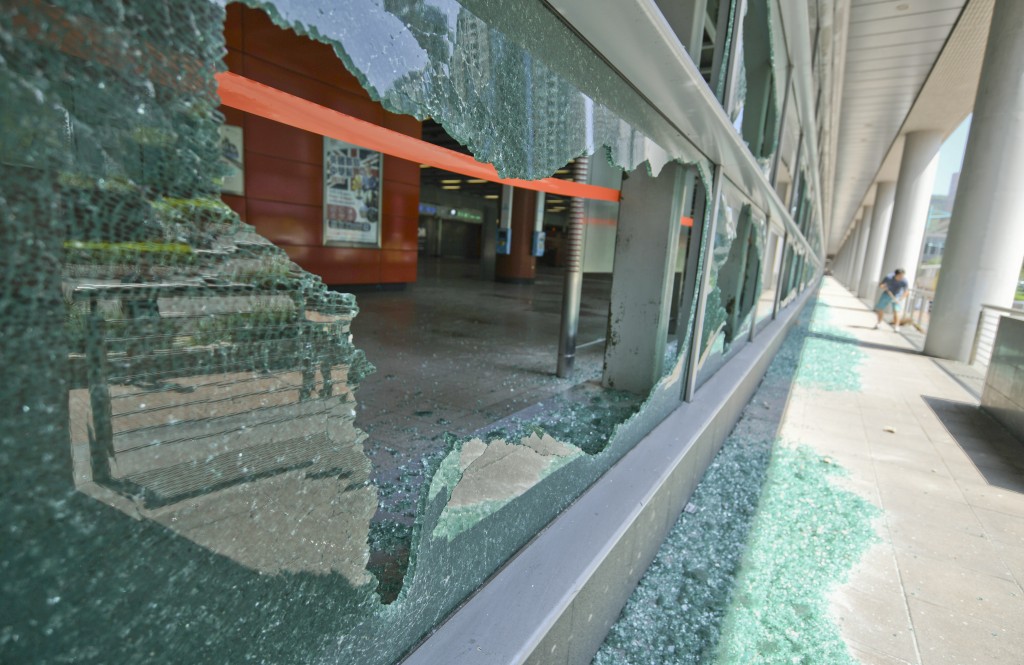 將軍澳站一列長長的落地玻璃被砸得粉碎。資料圖片