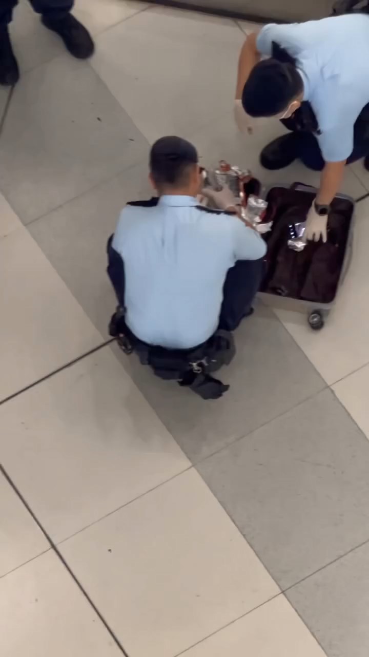 警方於元朗站截查一名非洲漢，並在其行李篋內檢獲近千萬元的可卡因。網上片段截圖
