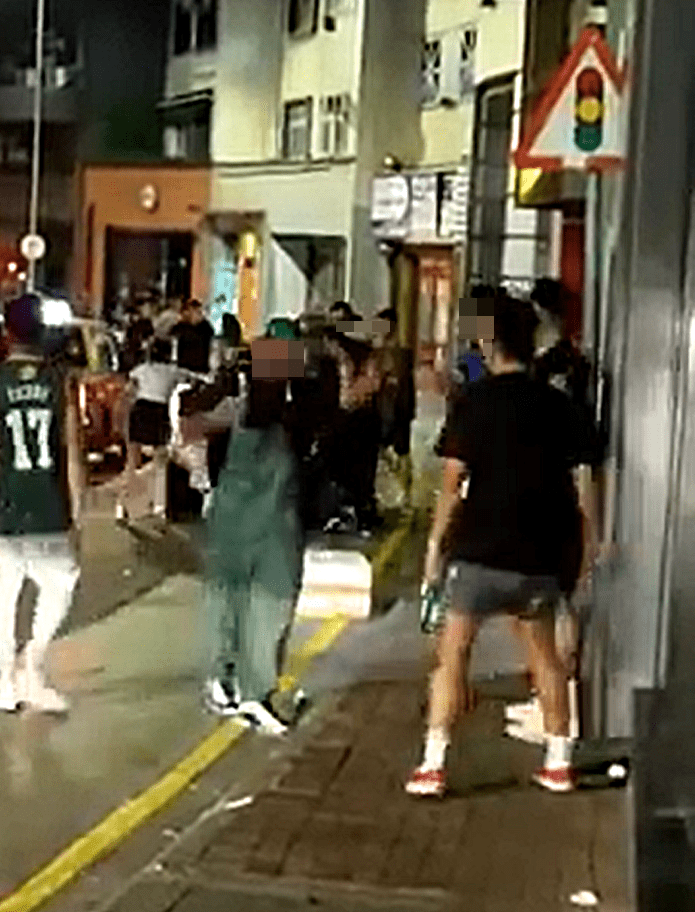 两班人由酒吧打到街外。fb：香港江湖日报