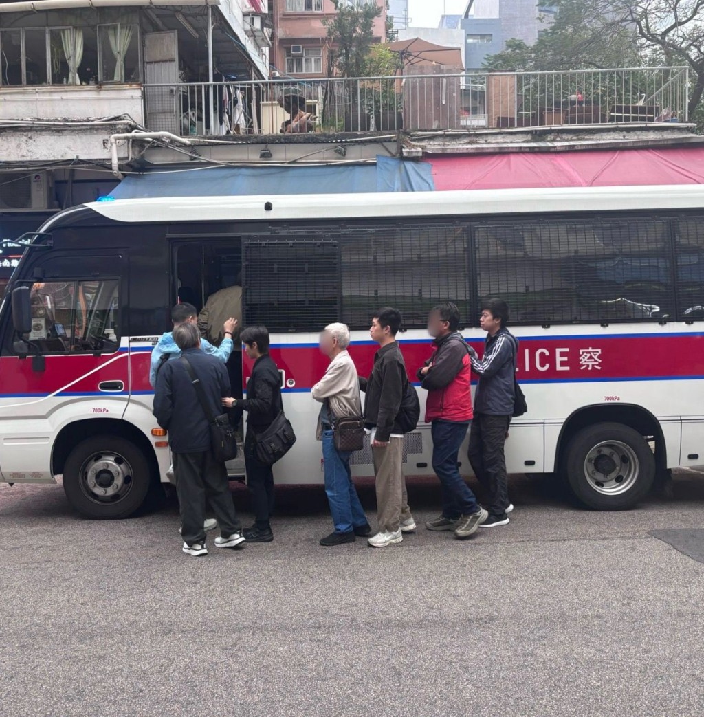 警方拘捕4名本地男子,年龄介乎62至87岁。警方提供 警方拘捕4名本地男子,年龄介乎62至87岁。警方提供