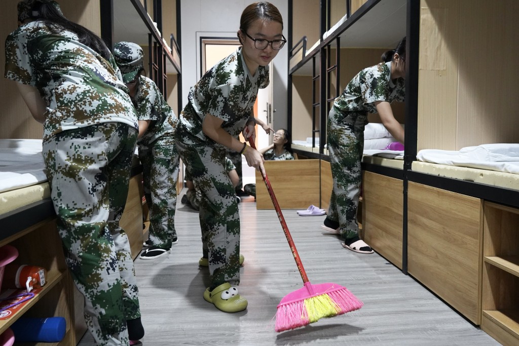 学员打扫房间。