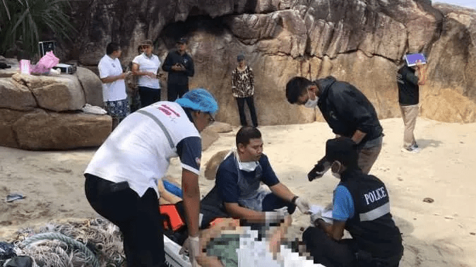 現場人員立即對遇溺中國遊客進行了心肺復甦。 現場人員立即對遇溺中國遊客進行了心肺復甦。