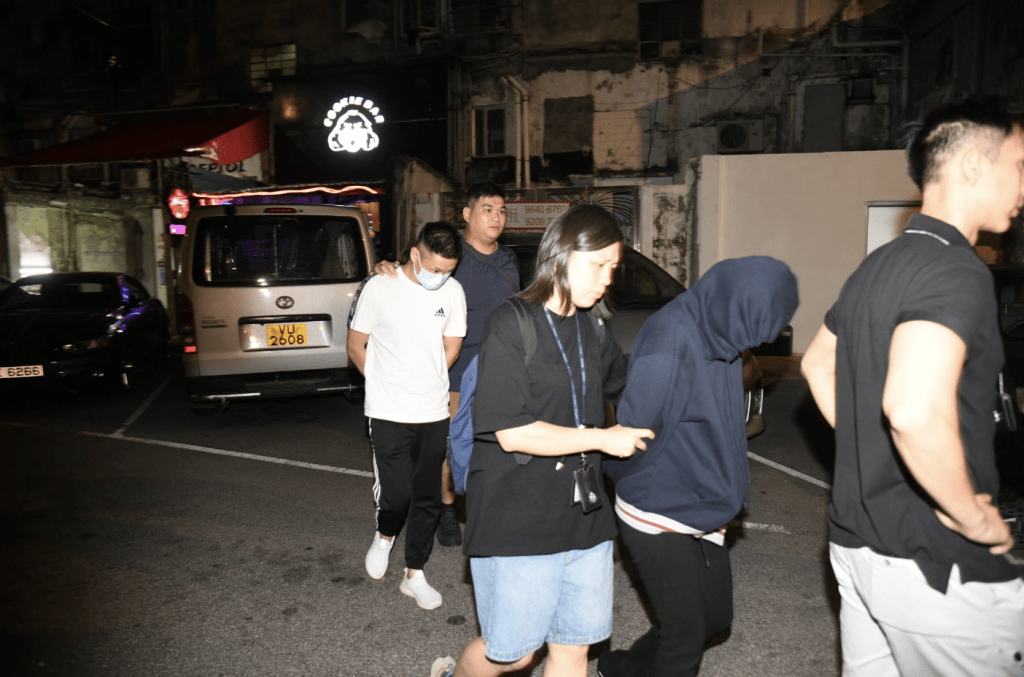 3名酒客被捕。黎志偉攝 3名酒客被捕。黎志偉攝