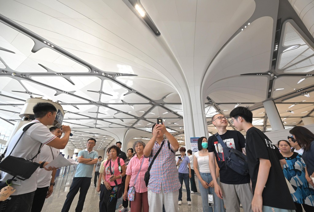 參加者了解大樓的室內設計亮點。政府新聞處 參加者了解大樓的室內設計亮點。政府新聞處