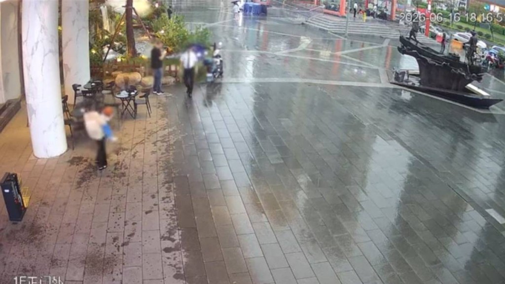 CCTV證明保安只要求移離「電雞」，沒有驅趕寶媽及其孩子避雨。