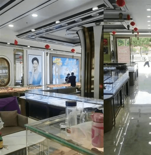 洪災前門店裡擺放的首飾。 洪災前門店裡擺放的首飾。