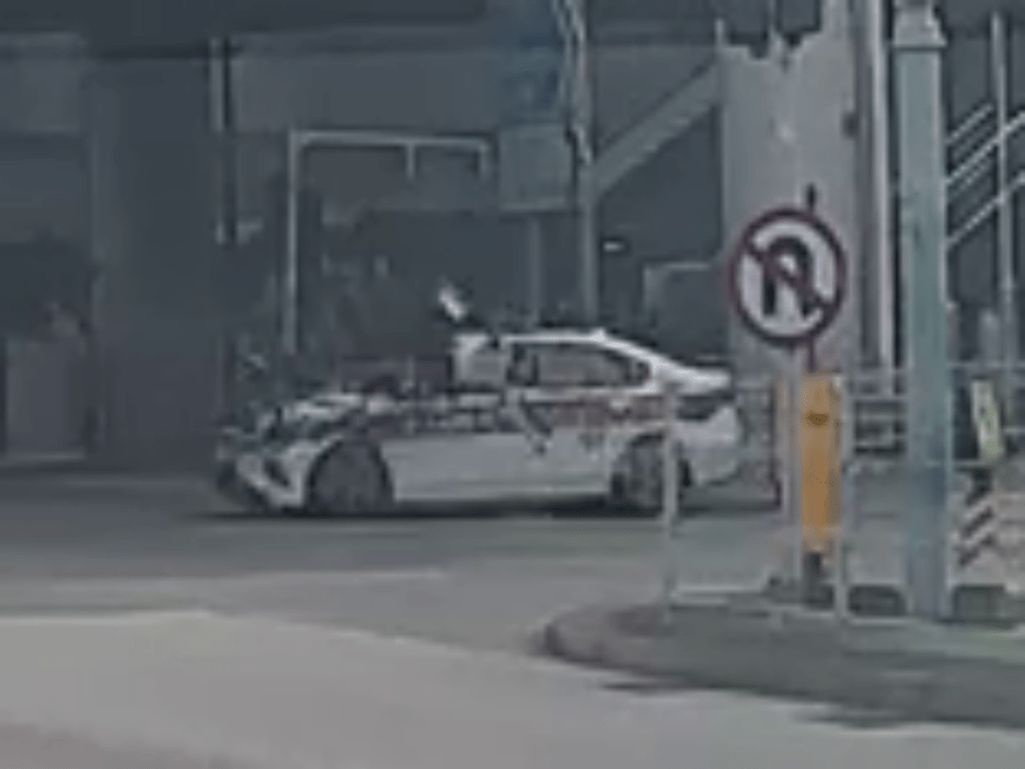 電動單車突然衝出，警車收掣不及攔腰撞飛。FB：元朗鄉約