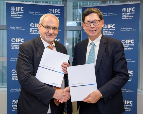 IFC首席執行官菲利普‧勒奧魯（左）與陳德霖簽署並交換《諒解備忘錄》。