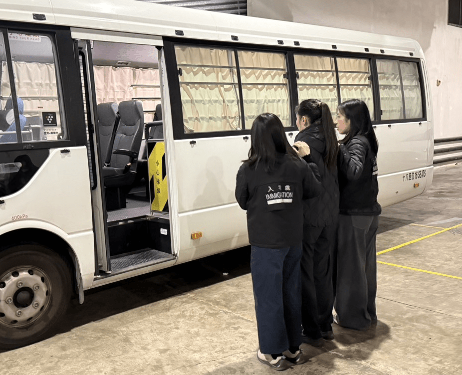 懷疑非法勞工(中)在行動中被捕。政府新聞處圖片 懷疑非法勞工(中)在行動中被捕。政府新聞處圖片