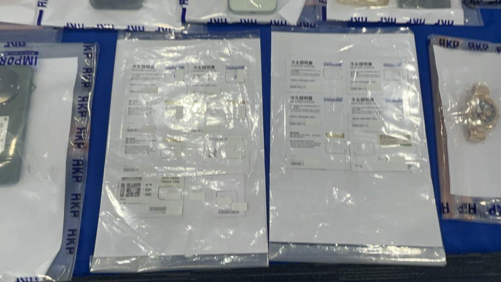 警方在長沙灣工商大廈單位內檢獲大量通訊設備,包括5部電腦、25部手提電話、36張電話儲值咭等。 警方在長沙灣工商大廈單位內檢獲大量通訊設備,包括5部電腦、25部手提電話、36張電話儲值咭等。