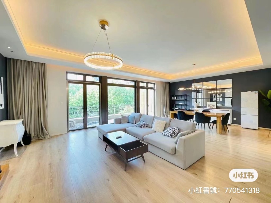 早前有地產經紀在網上放租蔡少芬租住的上海豪宅。