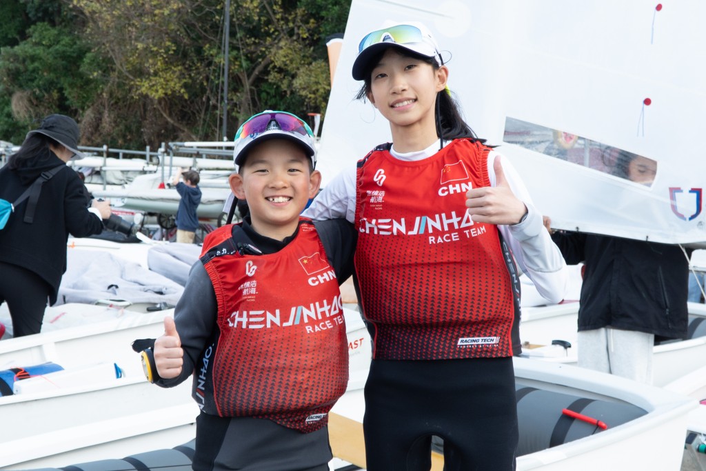 「深圳陳錦浩帆船賽隊」9歲的黃晟羲 (左)及13歲的胡一迪(右)皆是初戰帆船賽週。胡及黃分別在樂天型帆船中階組總成績排名第5及6。黃在組別裡U10排名第一。