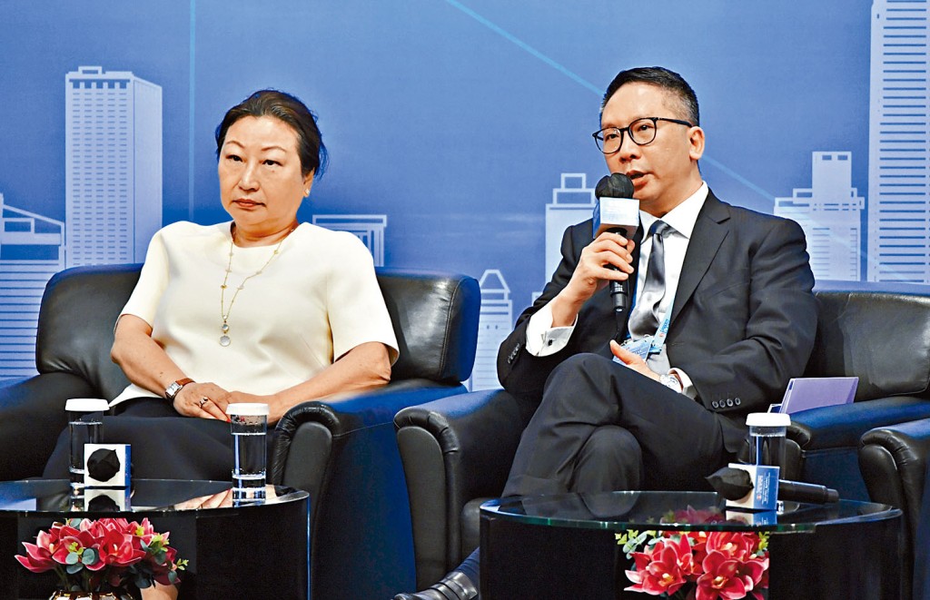 兩位前律政司司長鄭若驊及袁國強出席論壇。