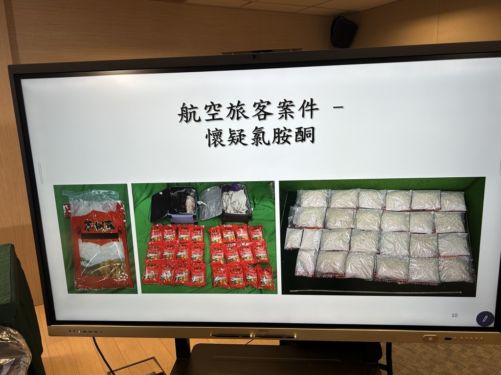 該旅客從歐洲抵港,但是食品包裝上卻印有中文標籤「茶樹菇」,因此關員感到可疑。 該旅客從歐洲抵港,但是食品包裝上卻印有中文標籤「茶樹菇」,因此關員感到可疑。
