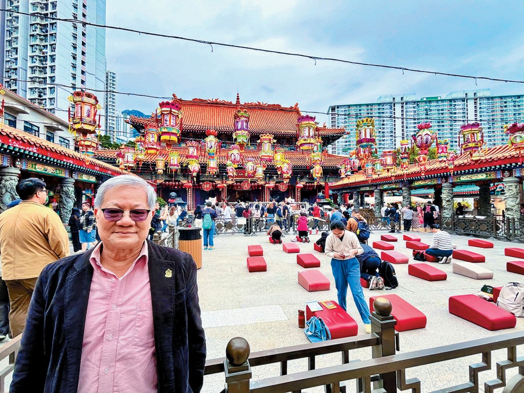 陳宏遠以社工技巧融入解籤，盼助市民面對困境，懷抱希望。