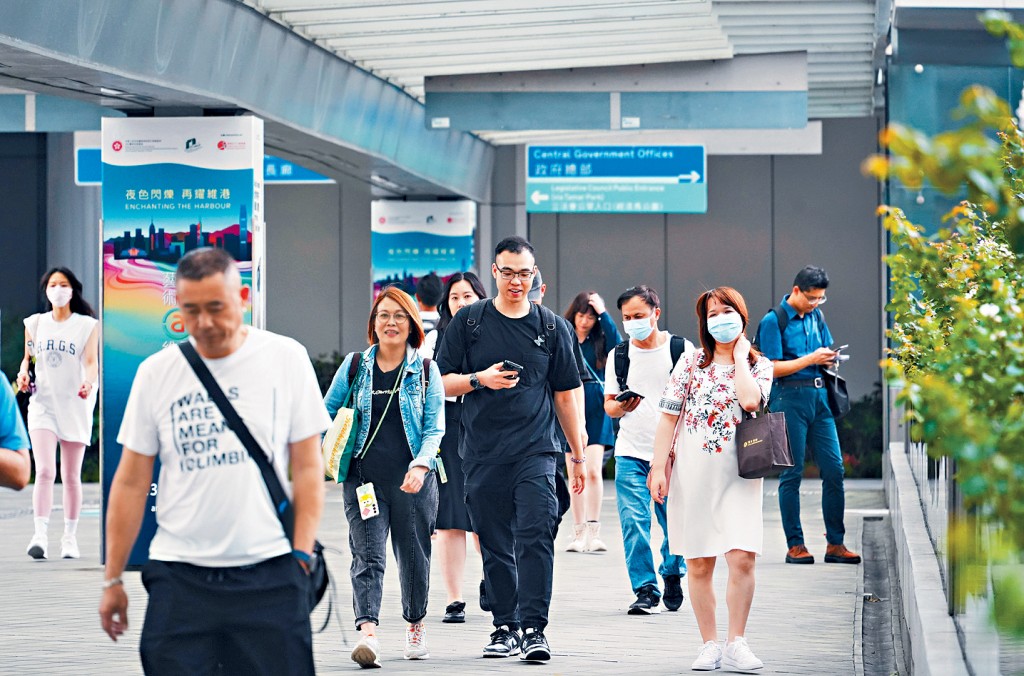 新加坡政府宣布明年起向在職父母提供額外10周共用產假,有立法會議員建議特區政府引入,在公務員團隊率先推行。