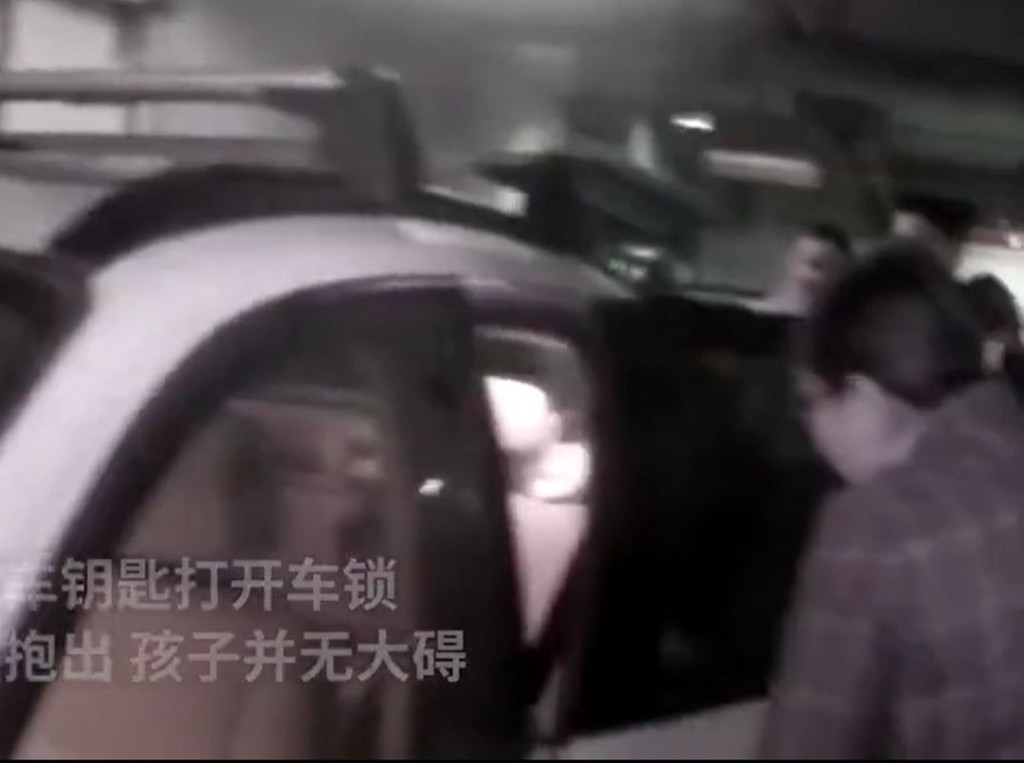 婦人多次欲引導兒子開鎖無果。網圖