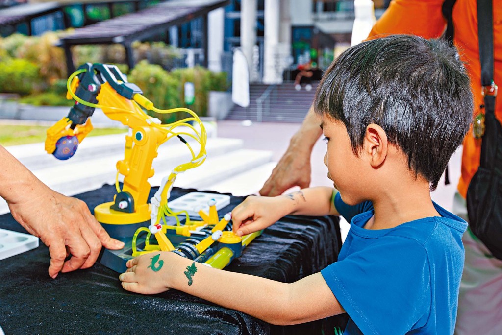 在荃灣如心廣場，小朋友可親身操作液壓機械臂，訓練專注力及耐性之餘，亦讓他們認識液壓技術。
