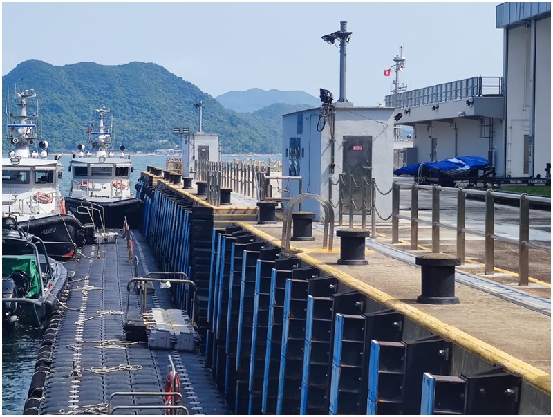 警員合力將碎片移上水警快艇，運到對面海水警基地，並以帆布包裹。