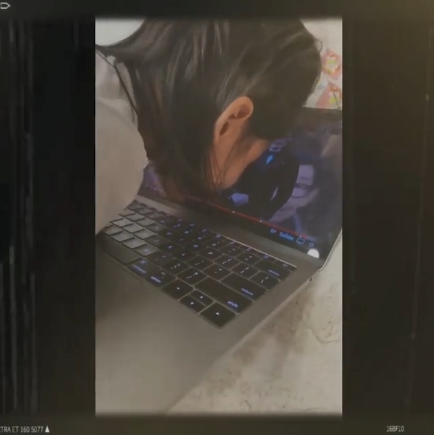 Camilla一見到熒幕中的爸爸即興奮到要錫啖個Mon。