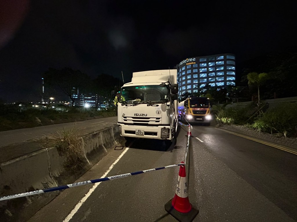 男司機疑駕駛期間暈倒車內,送院搶救後不治。曾志恒攝 男司機疑駕駛期間暈倒車內,送院搶救後不治。曾志恒攝