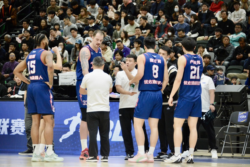 暫停期間主帥解立彬和全隊佈置戰術。楊功煜攝