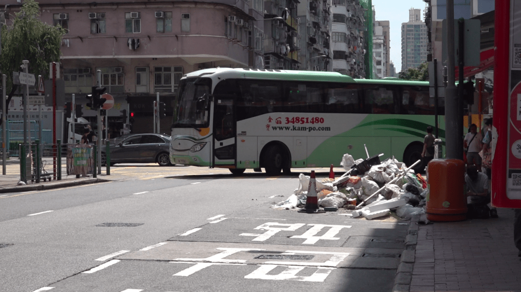 垃圾堆成駕駛者「盲點」，不少車輛往長沙灣方向由南昌街駛入汝州街，需大幅轉彎以避免剷入垃圾堆。