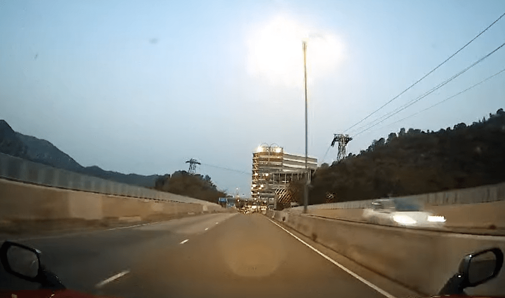 赤鱲角南路發生城巴逆駕。fb：車cam L（香港群組）