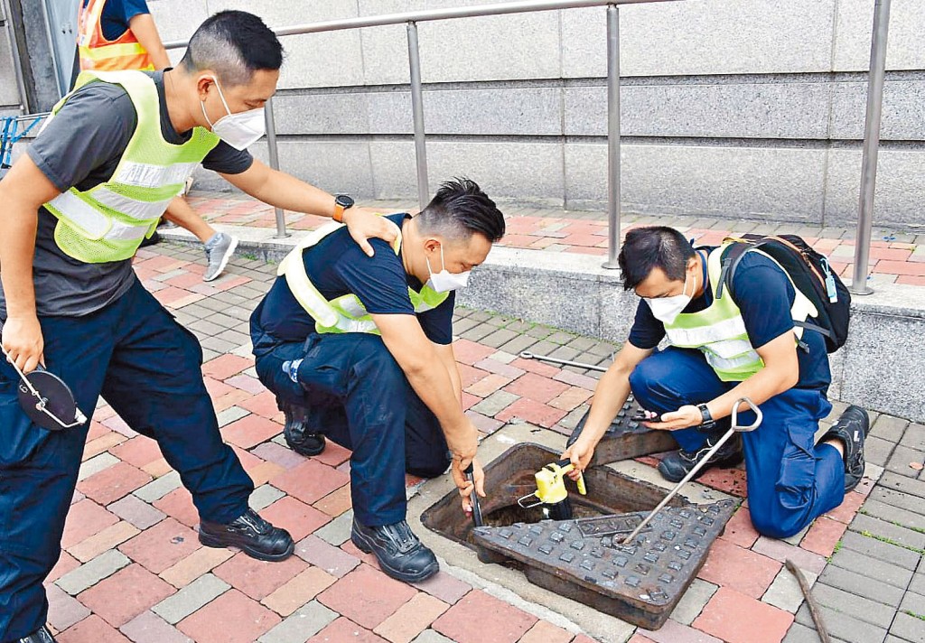 警方重點搜查隊聯同渠務署人員在金紫荊廣場一帶檢測渠道。