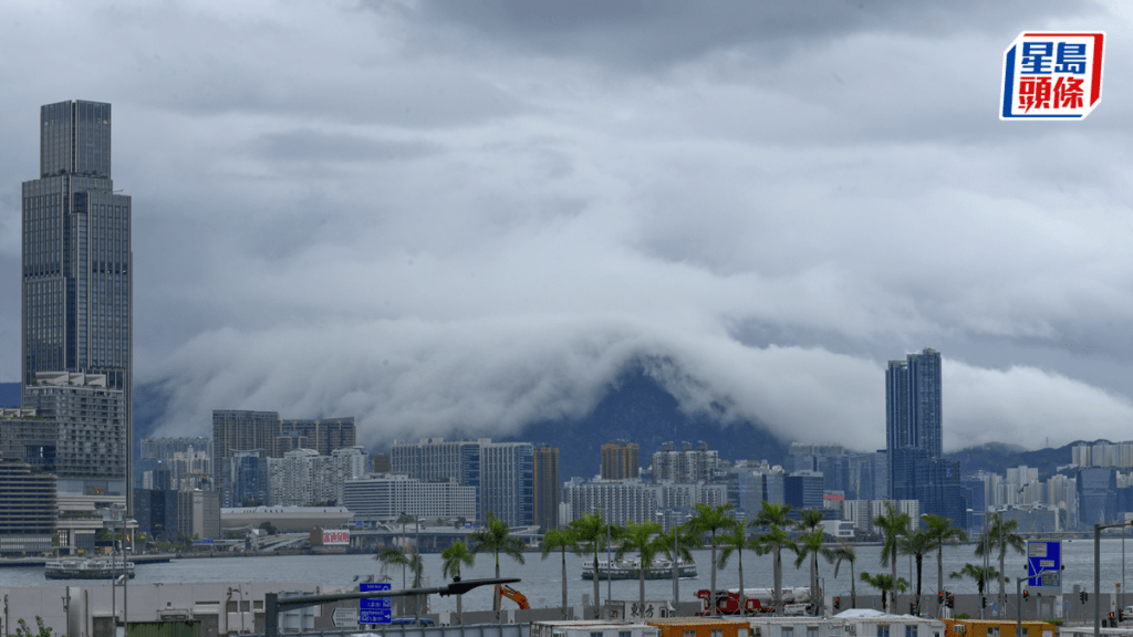 天文台指今日多雲雷暴有驟雨,強陣風續吹襲香港。資料圖片