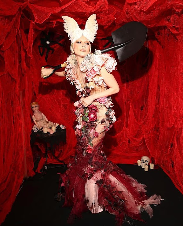 Lady Gaga穿上周身玫瑰與藤蔓的魚尾裙,再拿着大鐵鏟,唔通玩葬花look? Lady Gaga穿上周身玫瑰與藤蔓的魚尾裙,再拿着大鐵鏟,唔通玩葬花look?