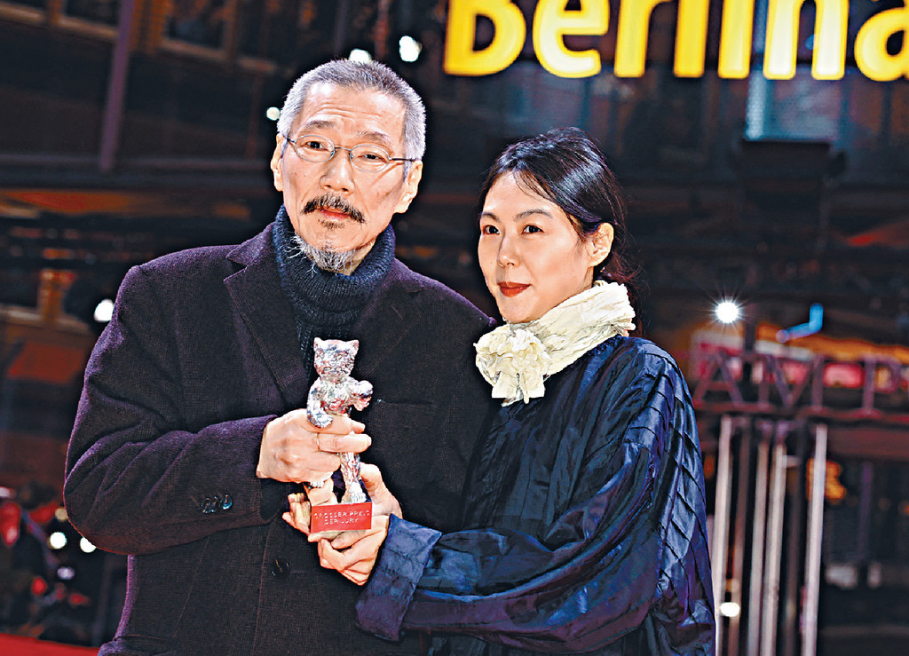 ■洪常秀與女友金珉禧上台致謝，被韓網民鬧爆。
