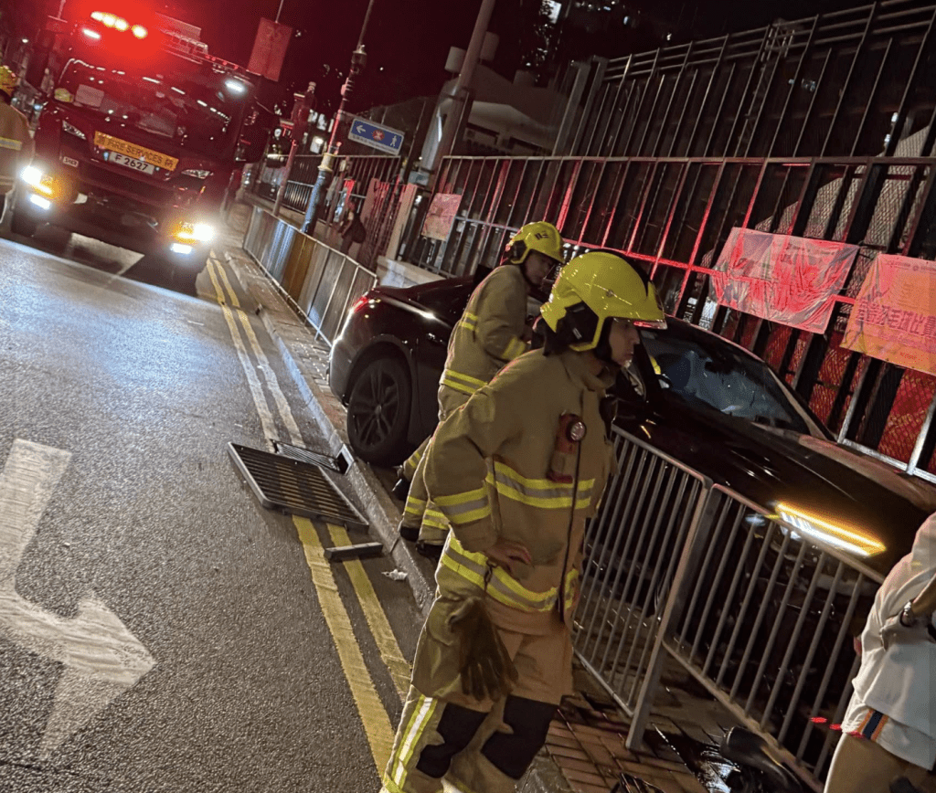 53歲男司機並無受傷，能自行走出車廂，向消防講交代事發經過，並通過酒精呼氣測試。 Facebook@「車cam L（香港群組）」
