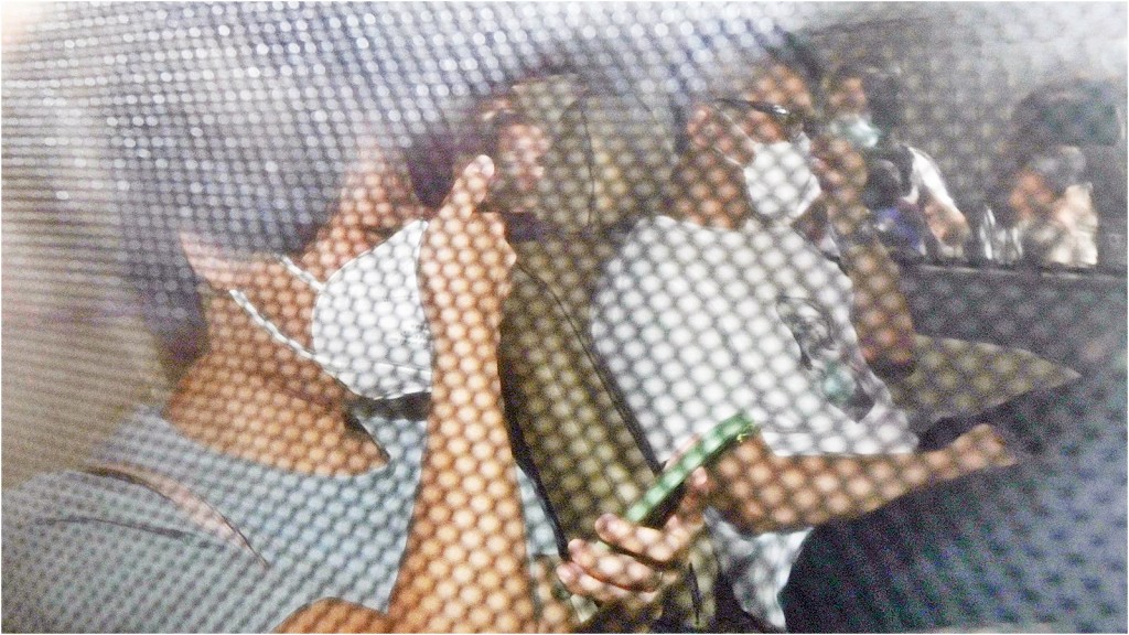 兩名舞蹈員今早乘車到西九龍總區總部。