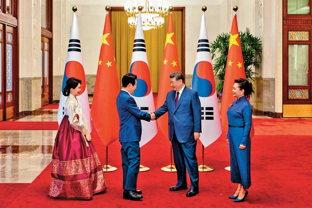 習近平和夫人彭麗媛在人民大會堂歡迎韓國總統李在明夫婦。