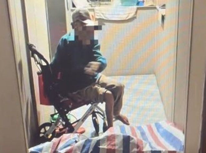 上海九旬老太被女儿拒之门外，在走廊睡了近1年，吃喝拉撒全在那。 上观新闻