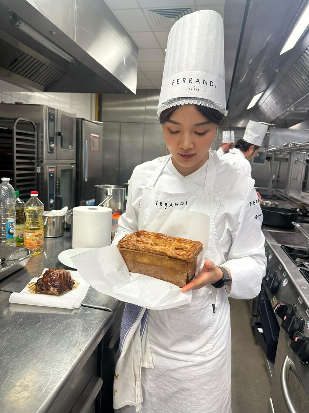 為積累行業經驗，她先後兩次前往心儀的巴黎做市場調研，辭職後更是直接赴巴黎進修餐飲專業4個月，接觸了很多過去在金融業未能認識到的的餐飲主理人和廚師。