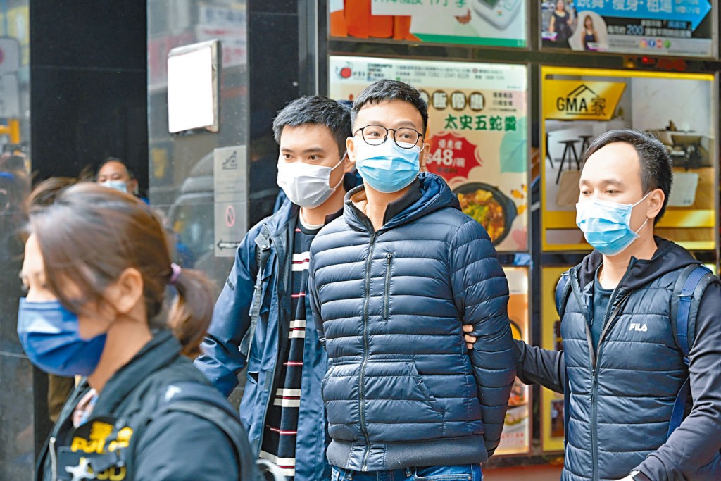 圖為《立場新聞》署理總編輯林紹桐（中）。