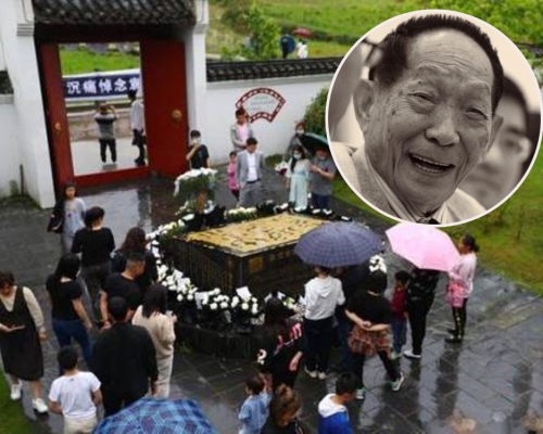 在「袁隆平故里」江西省九江市德安縣袁家山村，前來悼念的民眾絡繹不絕。