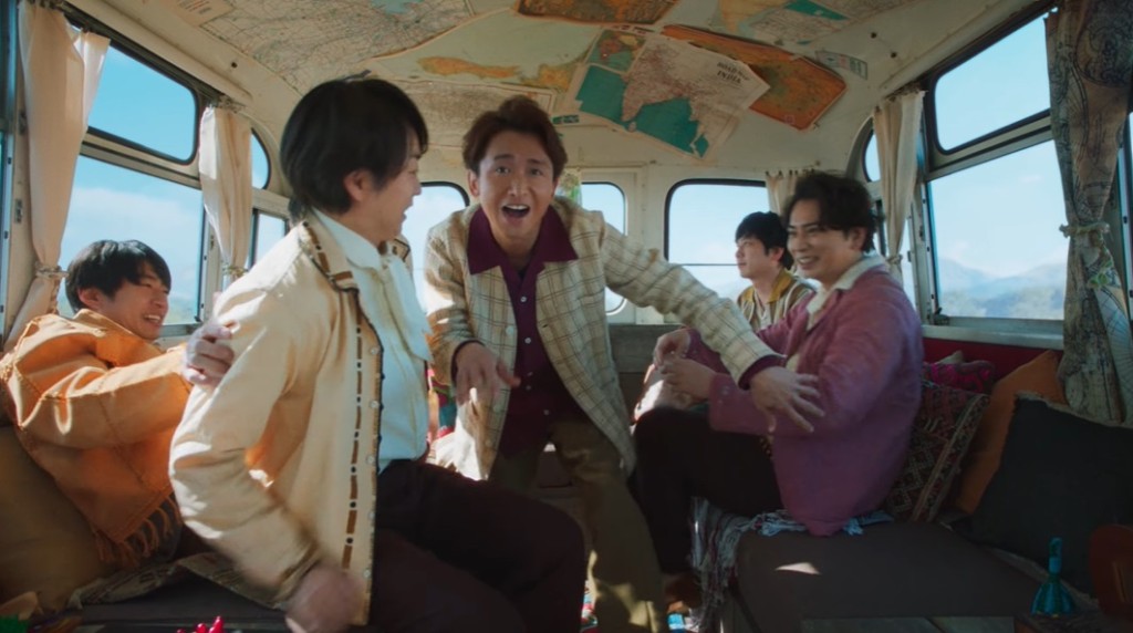 5人在巴士上唱歌玩鬧，盡現團愛。