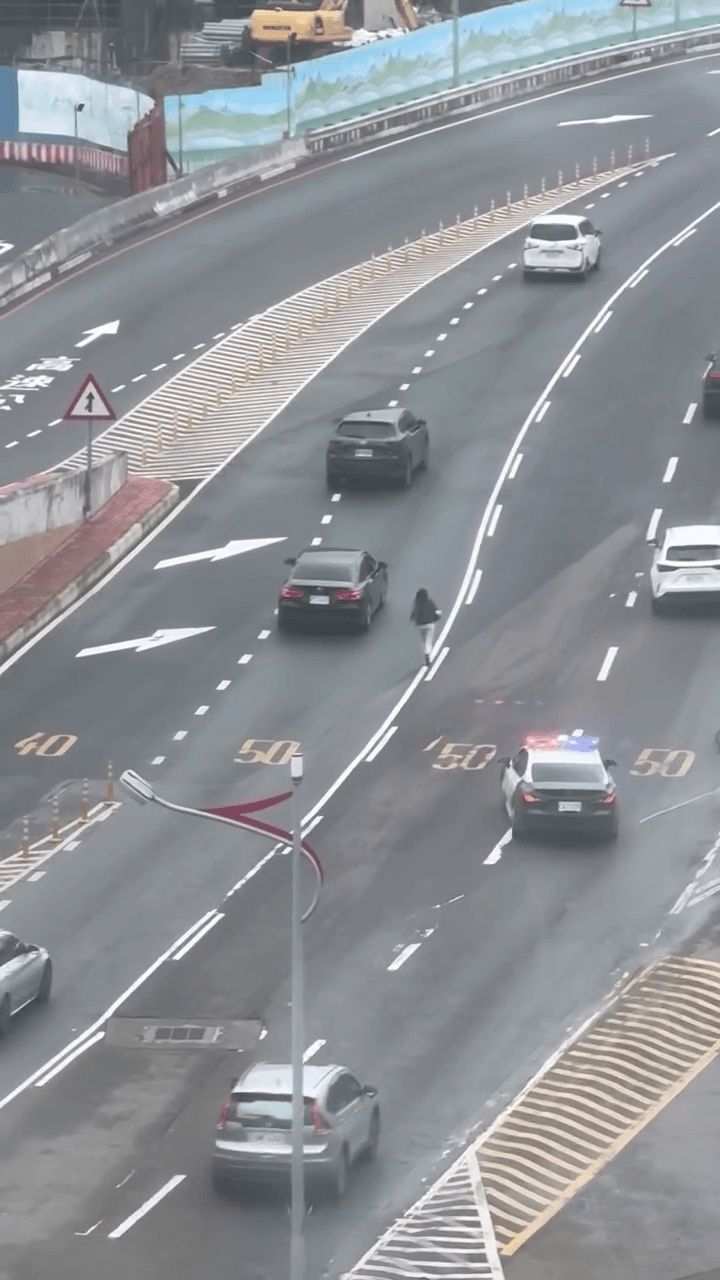 港女桃園機場迷路，馬路中心狂奔，警車發現從後跟上。