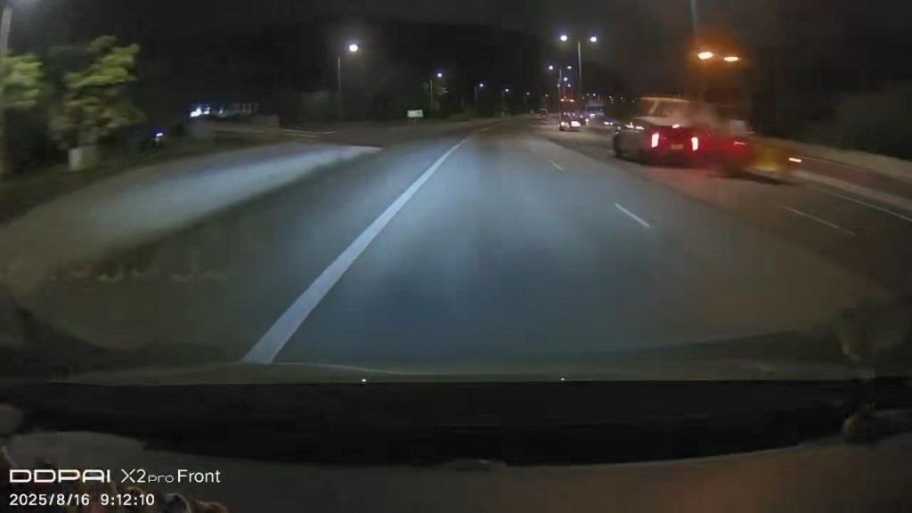 的士沒有收油直撞箭嘴車車尾，恍變「炮彈飛車」，並揚起陣陣塵土。