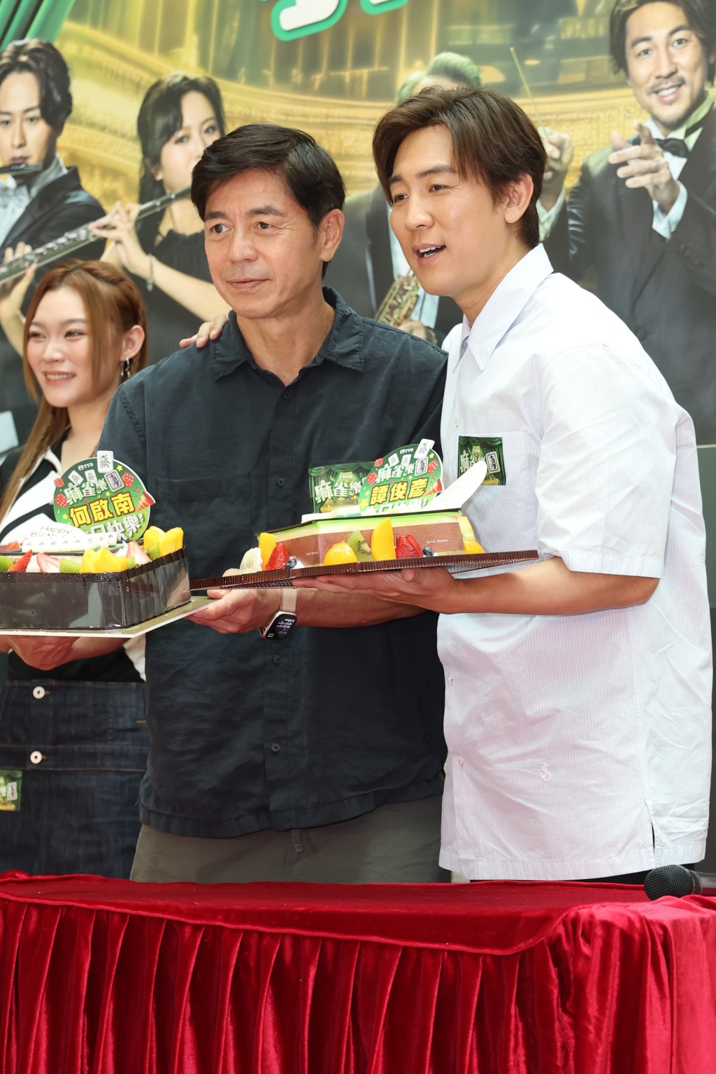 劇組送上蛋糕祝賀生日將近的譚俊彥、何啟南。