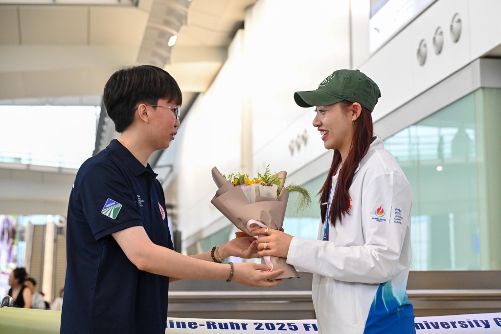 香港大專體育協會代表送上漂亮花束給世大運金牌得主佘繕妡。劉駿軒攝 香港大專體育協會代表送上漂亮花束給世大運金牌得主佘繕妡。劉駿軒攝