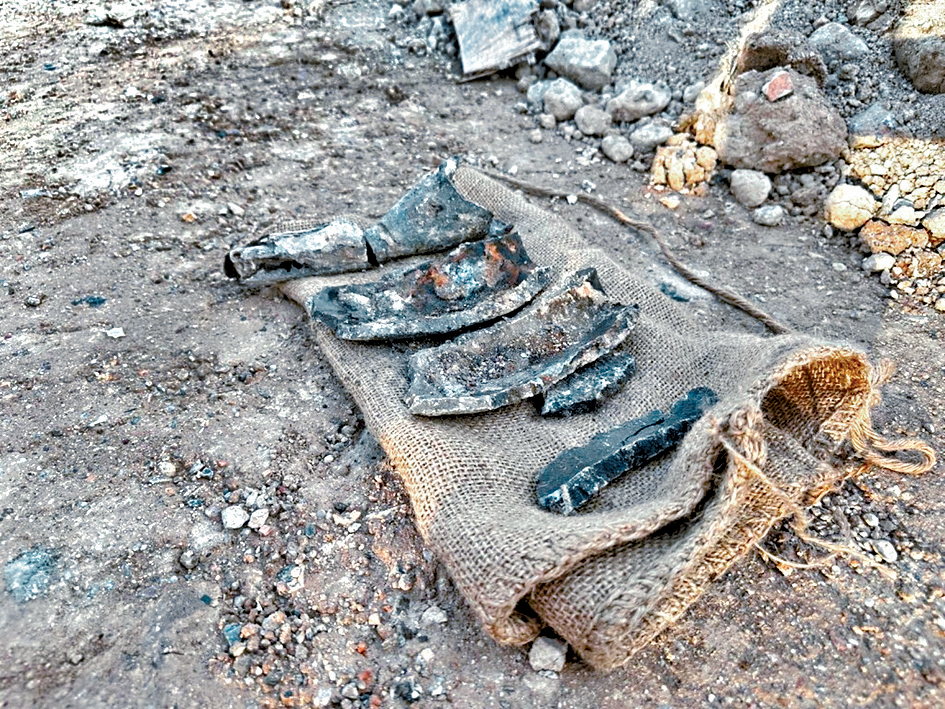 警方展示引爆後的炮彈碎片。