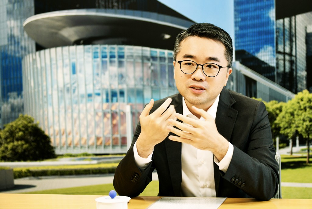 教育局副局長施俊輝回應指,國家正實施「人工智能+」行動,當局非常支持跨院校合作。 教育局副局長施俊輝回應指,國家正實施「人工智能+」行動,當局非常支持跨院校合作。